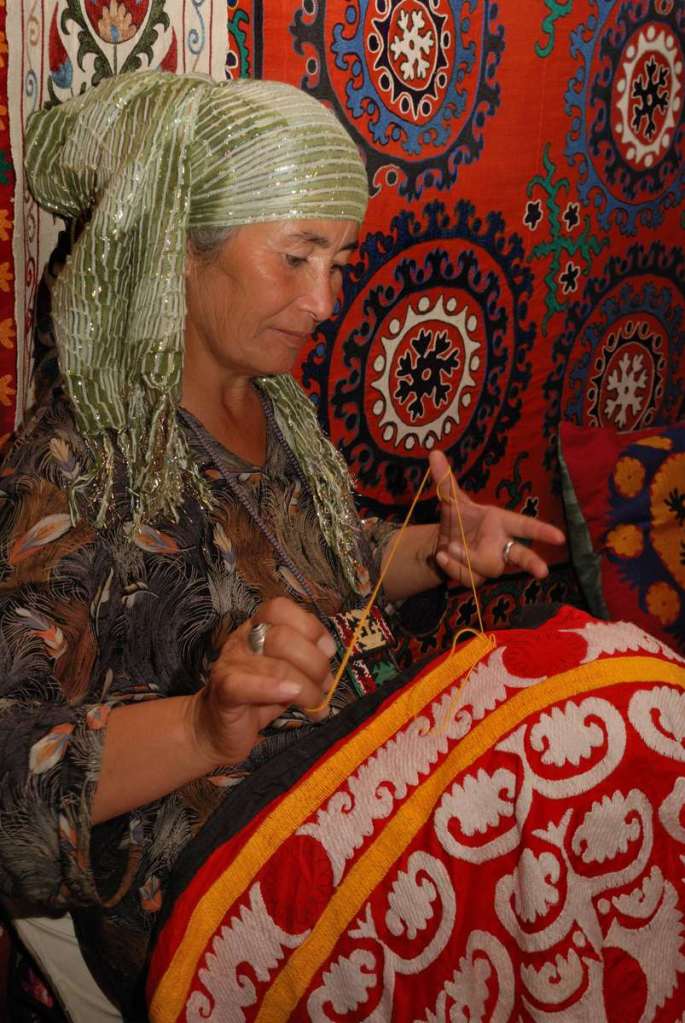 Bernard Grua photographie: Ouzbekistan, brodeuse de suzanis